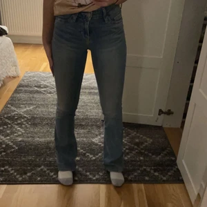Midwaist Levis bootcut 715 - Blåa Levis byxor strl W24