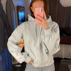 Hoodie - Hoodie från Hanna schönbergs kollektion med nakd. Finns även ett likadant snöre som i luvan som man ska ha midjan, men som jag tagit ut för tillfället 💖