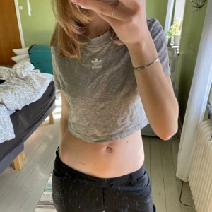 Kroppar adidas tröja - Säljer denna jätte fina adidas tröja som inte längre går att köpa. Passar jättebra både till vardags och till träning🤍