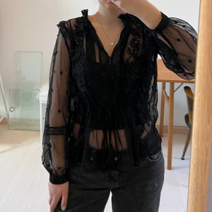 Meshblus från Zara - Härlig blus i mesh! Fint skick. Sista bilden visar mönstret lite bättre. !!!KOLLA MIN BIO INNAN NI SKRIVER T MIG!!! 