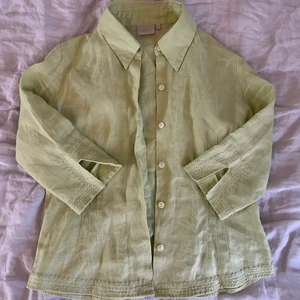 Linneskjorta  - Fin linneskjorta! Har små pärlor på kanterna!