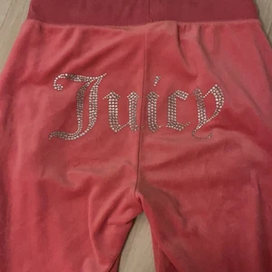 Juicy byxor - Neon rosa juicy byxor i storlek xs. Säljs pga att de inte kommer till användning. Pris kan diskuteras.