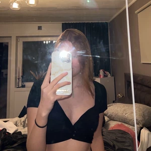 Topp, storlek S  - En fin svart topp som är i gott skicka, aldrig använd utan bara testad. Frakt diskuteras vid intresse och pris kan också diskuteras.