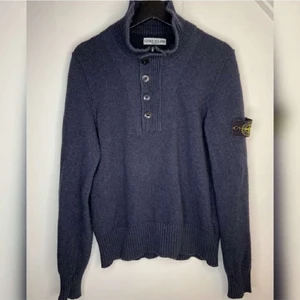 Stone Island stickad  - Stickad halv zip med lite högre krage och knappar. I princip nyskick bara hängt i garderoben använd fåtal gånger.