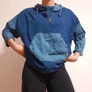 Zara Trafaluc hoodie size M - Blå huvtröja av märket Zara från Trafaluc kollektionen. Storlek M med trekvarts ärmar. Har en liten reva vid nedersta vänstra snörhålet, ses på bild 3. Syns dock ej vid användning.