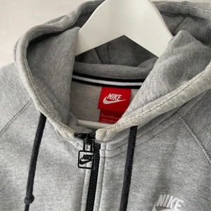 Nike hoodie  - Grå hoodie från nike. I bra skick, säljs då den ej kommer till användning längre. 