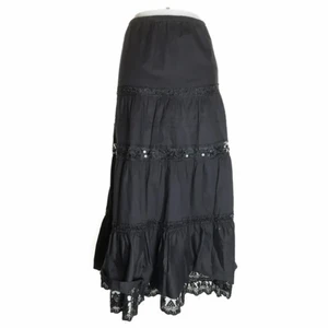 Svart långkjol - superfin långkjol köpt på sellpy, säljer då den är för stor för mig. Har bilder med den på, men tog bilderna från sellpy då det syntes mer hur själva kjolen såg ut, bara att be pm bilderna☺️ Jag bär oftast S-M och den var en aning lös i midjan. Frakt på 60 kr tillkommer, annars finns det spårbarfrakt för 66 kr. Kontakta om du är intresserad eller har övriga frågor!❤️