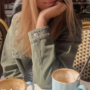 Grön Jeansjacka - Grön Jeansjacka från BikBok. Storlek M sitter som S. !Första bilden är ej min, den visar hur den kan se ut på!