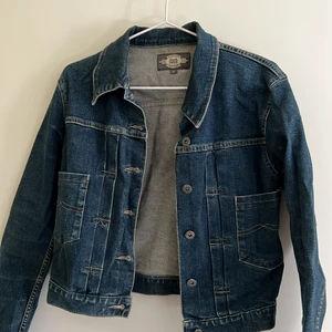 Denim jacka mörkblå  - En fin fräsch denim jacka! Simple passar till vardags! 