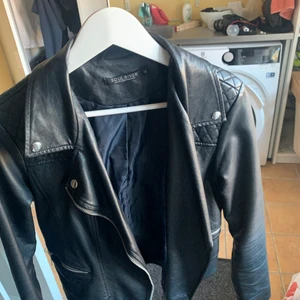 Skinn jacka  - Nice jacka att ha på våren/sommaren
