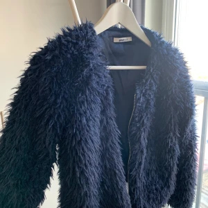 Blå pälsjacka - Blå pälsjacka i strl XS från Gina Tricot.