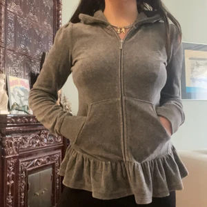 Velourhoodie från juicy couture - Superfin grå velourhoodie från juicy couture. Storlek xs 