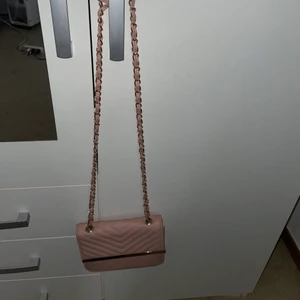 Väska  - En skit fin rosa väska som är helt perfekt👌🏻❤️ och man kan få plats med många saker i den👍🏻 inget fel på den och den är från New Yorker. Frakten ingår 