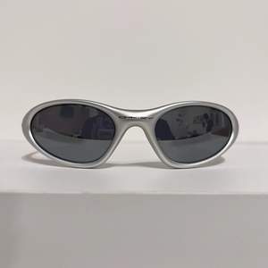 New from old stock! Vintage sunglasses from 90s marked Oakley, mid Minute. Made in USA. Choose Aspect for your vintage sunglasses. Size: 55-20-135