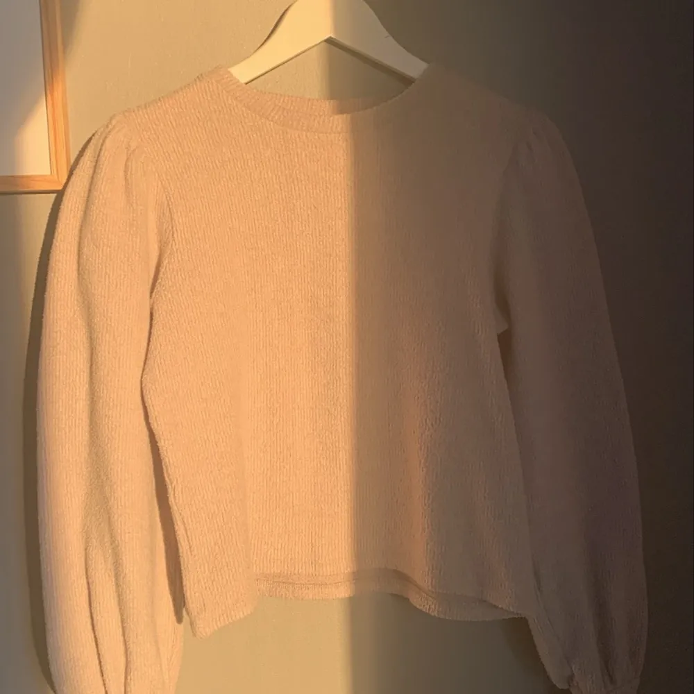 Jag säljer en jättefin och jätteskön tröja från Gina tricot som har lite puffärmar. Den är i en superfin beige/grå färg och är i storlek S. Jag säljer den för 100 men det går att förhandla om priset. Den är använd ett fåtal gånger då den inte kommit till användning hos mig så jättemycket!! . Toppar.