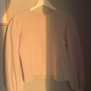 Jag säljer en jättefin och jätteskön tröja från Gina tricot som har lite puffärmar. Den är i en superfin beige/grå färg och är i storlek S. Jag säljer den för 100 men det går att förhandla om priset. Den är använd ett fåtal gånger då den inte kommit till användning hos mig så jättemycket!! 