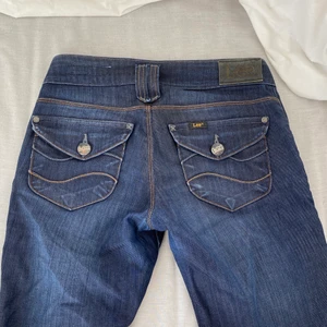 Lågmidjade jeans lee  - Lågmidjade jeans från märket Lee. Fint skick. Kan även fraktas.