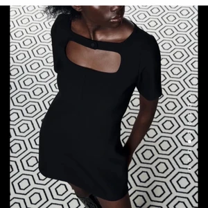 Svart zara cut out klänning  - Intressekoll på min svarta supersnygga zaraklänning med cut out. Får inte riktigt användning för den. Lappen finns kvar!💕 helt slutsåld!