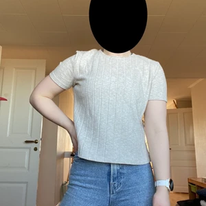 Zara stickad t-shirt - En stickad t-shirt i lite tjockare material. Använd fåtal gånger så i fint skick. Frakt tillkommer. Pris kan diskuteras! 👍🏻