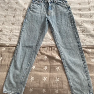 GinaTricot momjeans  - NU SÄNKER JAG PRISET! ➡️  Helt omåttligt populära Gina Tricot jeans! Ljusa och perfekta nu till sommaren! Dessa är använda men sparsamt, 4-5 gånger så är tvättade.  Inga fläckar och som helt nya helt enkelt. Storlek 34! 