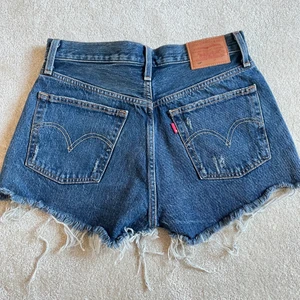 Mörkblåa Levi’s Jeansshorts!! - Såå coola jeansshorts från Levi’s!!🦋⚡️ Storlek 25!⭐️❤️