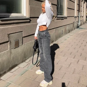 Zara jeans - Highrise full lenght jeans från zara! Dem populära gråsvarta som på Linn Ahlborgs bild. Väldigt fina men kommer ej till användning💗 lite klippta där nere så passar någon mellan 160-170!