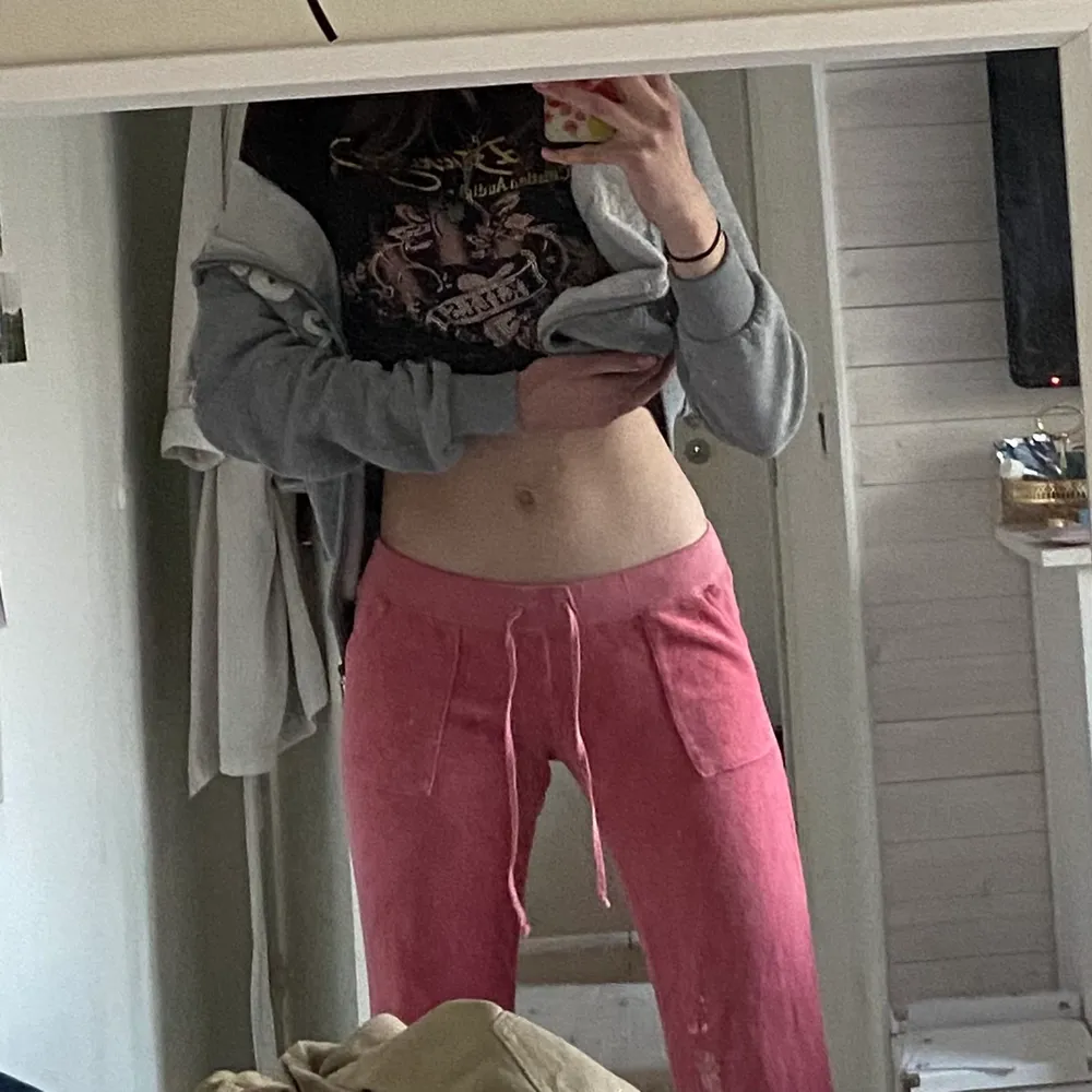 Intressekoll på mina vintage juicy couture Track pants🥰 (första bilden är lånad men det är samma modell och nästan exakt samma färg, man ser färgen bäst på andra bilden) säljer endast vid bra bud, strl L men passar low waisted på mig med S. Bud på 400kr, köp direkt för 700kr + frakt. Jeans & Byxor.