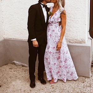 Blommig långklänning  - Vacker maxiklånning från Gina. Använd en gång på ett bröllop. Perfekt till studentbalen till som bröllopsgäst. Faller fint och är v-ringad både fram och i rygg. Har underkjol så den är inte genomskinlig. Storlek 34 men är stor i storleken. (Jag är 177cm och väger 70kg). 😍💕🌸