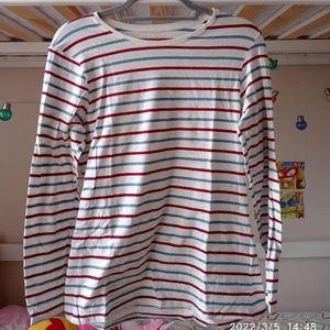 Randig långärmad tröja storlek L - En långärmad tröja,med vita,röda och blåa ränder. (Kontakta mig för frakt pris).