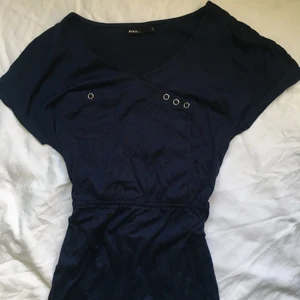 Marinblå klänning ⚓️ - En marinblå klänning i fint skick, den har en snörning rund midjan som är justerbar ⚓️