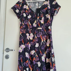Cute Summer Dress - Super easy dress to just thought on ans go take over the world. This dress is drand new still with tags!