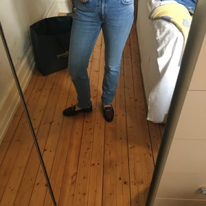 Ljusblå jeans från arket - Skinny längst rumpa och lår men raka nertill. W27 L32. Stretch. 