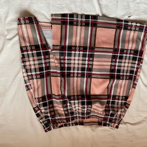 Tajt kjol - En tajt fin kjol från SHEIN. Skön material och formar kroppen bra. Perfekt till sommaren