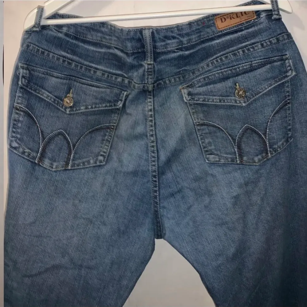 Väldigt snygga jeans som påminner mycket om true religion. Är innsydda i midjan då de var väldigt stora. Annars är de i bra skick.. Jeans & Byxor.