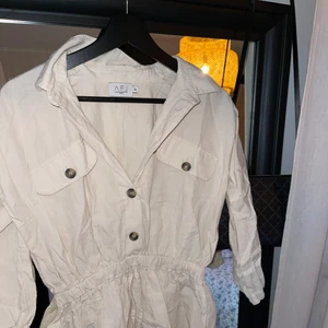 Linne klänning - Fin klänning som slutar typ mitt på låren, använd typ 1 gång🤍 I typ tjockare linnematerial!!