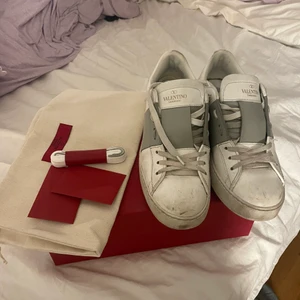 Valentino sneakers - Har bestämt mig för att sälja mina valentino sneakers med grå rand i storlek 37 men passar även 38. De är köpta på Valentino butiken på NK för ca ett år sedan. Nypris var 5350kr❤️ De är i bra skick förutom lite slitna på hälen. På första bilden är ej skorna tvättade men kolla sista för att se hur de ser ut nu. Nya skosnören samt skokartong och dustbag medföljer. Skriv privat vid intresse!