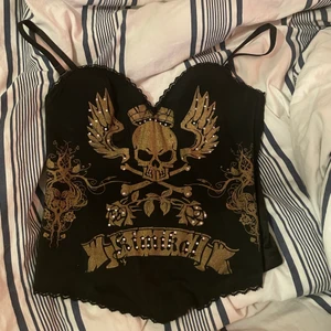  Svart korsett topp - Jättefin svart korsett topp. Lappen säger XL men skulle mer säga att det är en M. Den är justerbar och passar ungefär mig som brukar ha S. Om du är intresserad skickar jag givetvis fler bilder hur den ser ut på privat. 