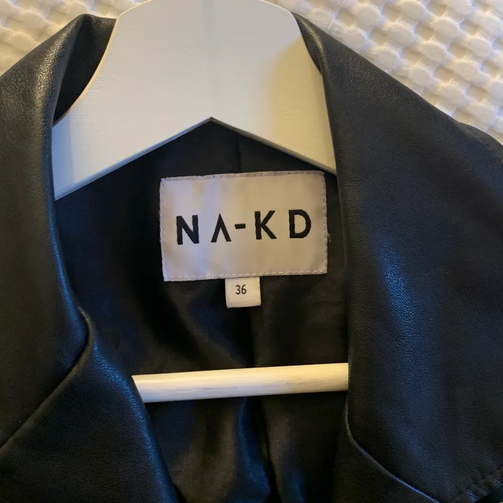 Jätte fin skinnblazer/jacka från NA-KD. Endast använd fåtal gånger så som ny! Ingår även bälte i midjan. Nypris: 799. Kostymer.