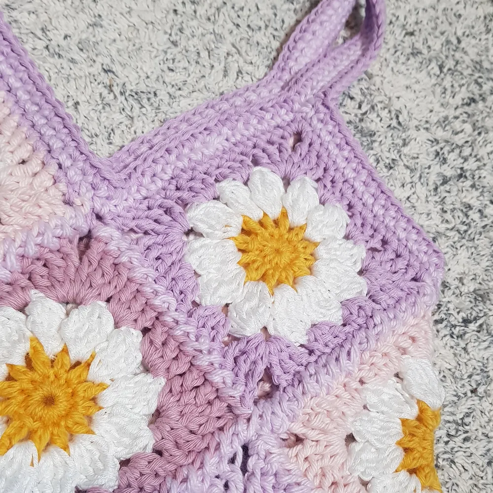 Granny square väska gjord i bomulls och ullgarn med blandade nyanser av rosa och lila💜Väskan är ca 28 cm i bredd och ca 28 cm i längd. Räknar man med axelremmen är väskan 52 cm i längd totalt🌸 (Lång axelremm). Väskor.