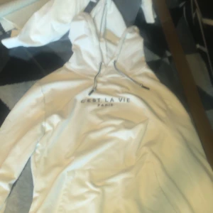 C’est la vie Paris hoodie/ huvtröja - Säljer min vita c’est la vie hoodie/ huvtröja från shein. Inge fläckar hål eller annat. Säljer för att jag vill köpa en Nike tech tracksuit
