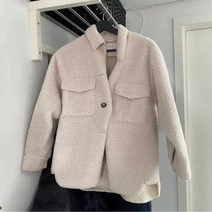 Teddyjacka storlek Xs - Jättefin och jättemysig teddyjacka som passar perfekt nu till våren. Kom privat för några frågor❤️