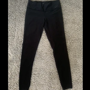 svarta low waist leggings från nike - low waisted leggings från nike i storlek M (passar även S), köpte för 350kr, säljer för 180kr.