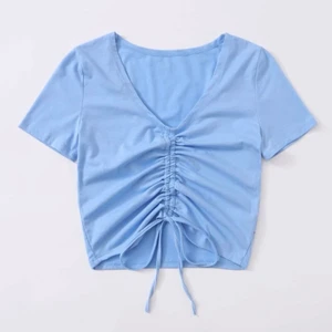 Blå topp med snörning - En söt blå topp från SHEIN i storlek M ✨  OBS! Jag har klippt snörena/dragskon en bit ✨  Nypris: 50kr ✨  För mer bilder och frågor så är det bara att meddela mig ✨  Toppen är ljusare än var det är på dom två sista bilderna ✨  Första bilden är framtaget från SHEINs egen hemsida