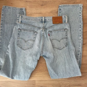 Levi’s 501 lågmidjade - Lågmidjade Levi’s 501. Köpta från sellpy och aldrig använda. Jättefint skick och inga synliga defekter. Bra längd på mig som är 175 cm. Köparen står för frakt. Vid många intresserade startas budgivning. Vid direktköp 500 kr.