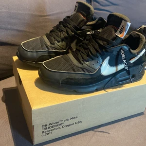 Air Max 90 x Off White - Köpte skorna för ett tag sedan hos plugmeplease, som nu heter Ettresex. Vita skosnören följs med. Nypris 8000kr        Vid intresse kontakta mig.  (Bara säljes) pris kan diskuteras