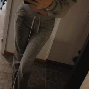 Juicy couture byxor  - söker byten i storlek xs i en annan färg, kan eventuellt sälja dom för ett bra pris då jag är i behov av pengar💕 köparen står för frakt, intresserad? Skriv i dm💕