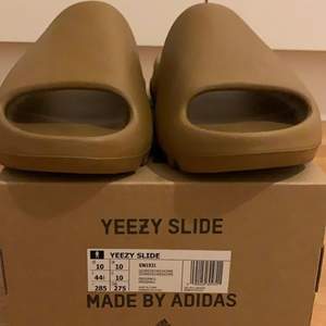 Helt nya Yeezy Slides i storlek 44. Köpte från SNS. Kommer med i boxen och allt. Kontakta vid frågor.