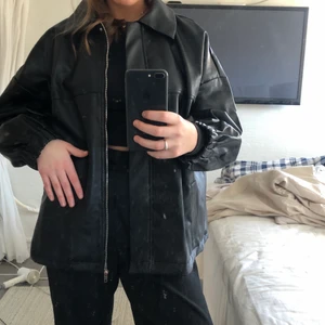 Fake läderjacka - Assnygg läderjacka i imitation såklart! Perfekt vårjacka:) jackan är dock uppsydd så den går inte längre att knäppa mer än med en knapp längst upp ❤️
