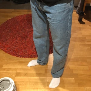 Weekday Space Jeans 30/34  - Tjenare! Säljer ett par space jeans från weekday i storlek 30/34 som knappt har använts och ser därför helt oanvända ut. Jättefint skick och passar jättebra till det mesta. Nypris var 600kr så hade tänkt mig 400kr eller högsta bud. Har du några frågor är det bara att höra av sig. 