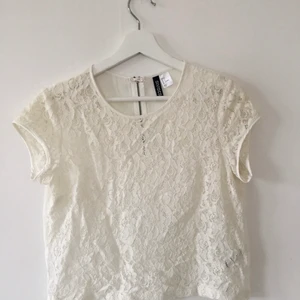 Spets topp - Super söt croppad spets topp från H&M  🌾🐚 Köparen står för frakt 📦 
